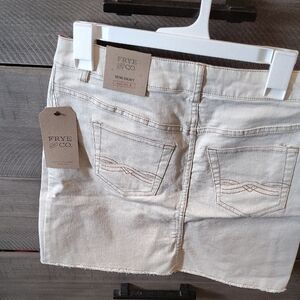 FRYE AND CO. Cream Mini Skirt